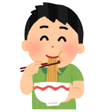カップ麺を食べる男の子